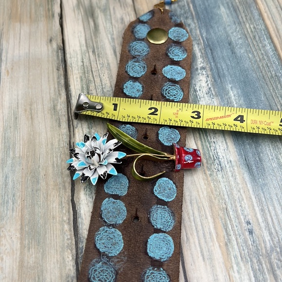 ⭐️Adorned Crown enamel flower blue dot artisan assemblage leather bracelet - Picture 9 of 12